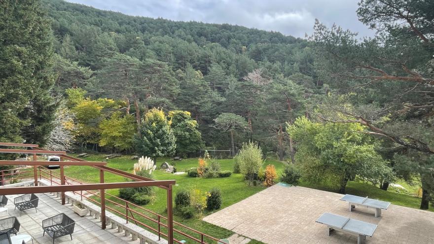Vistas al jardín desde la terraza del albergue las dehesas