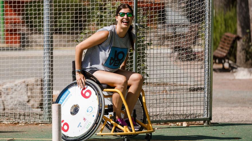joven en una silla de ruedas en una porteria