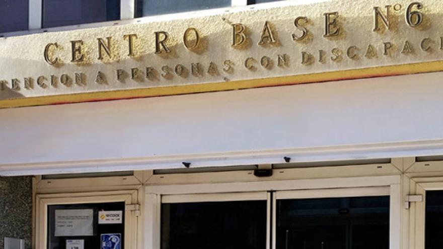 Rótulo de la fachada del Centro Base Nº 6 de la Comunidad de Madrid