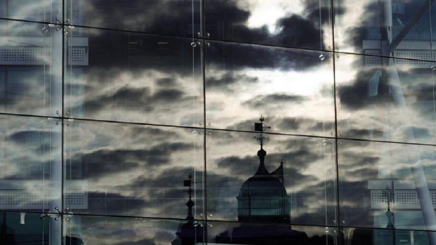 Imagen reflejos en un edificio