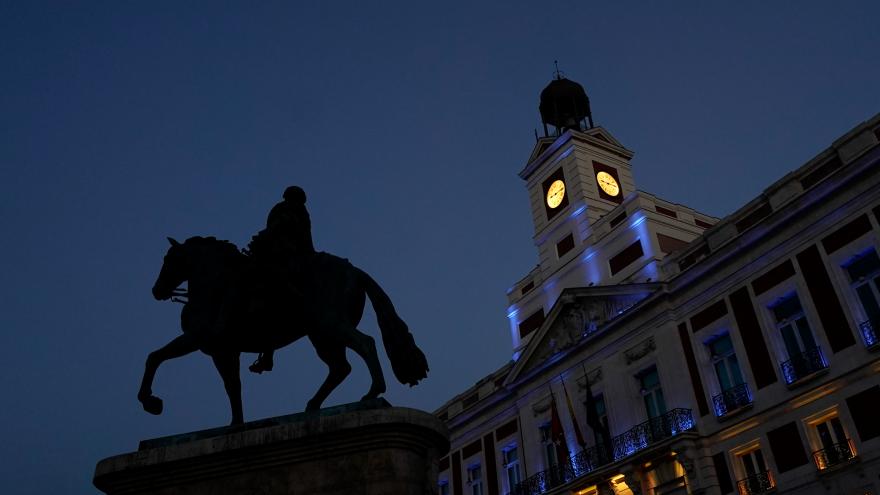 Real Casa de Correos iluminada de azul y amarillo 