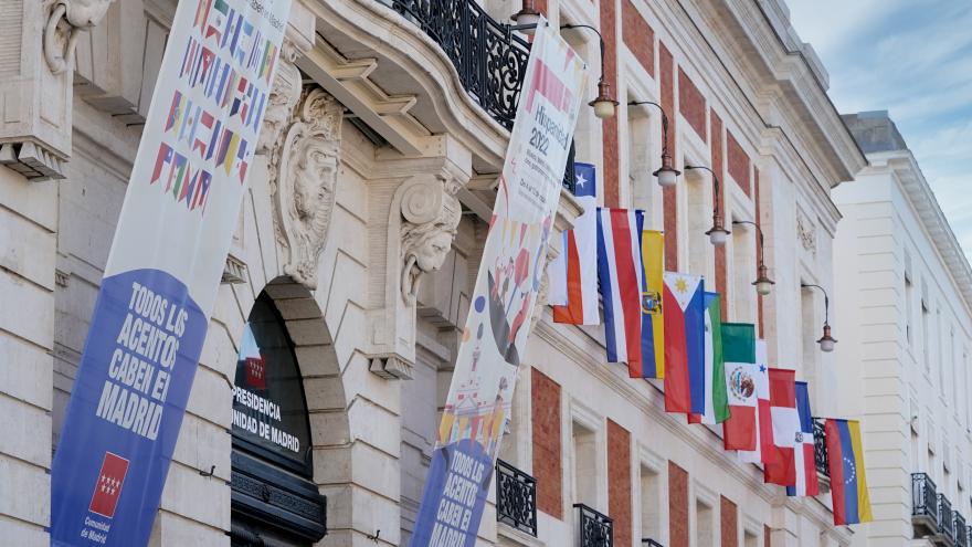 La fachada principal de la Real Casa de Correos con las banderas de los 22 países hispanohablantes