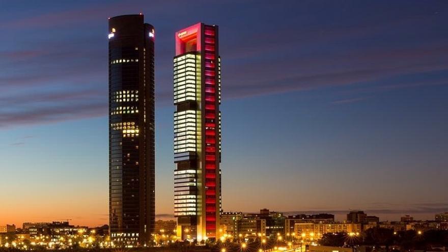 Imagen nocturna de las cuatro torres