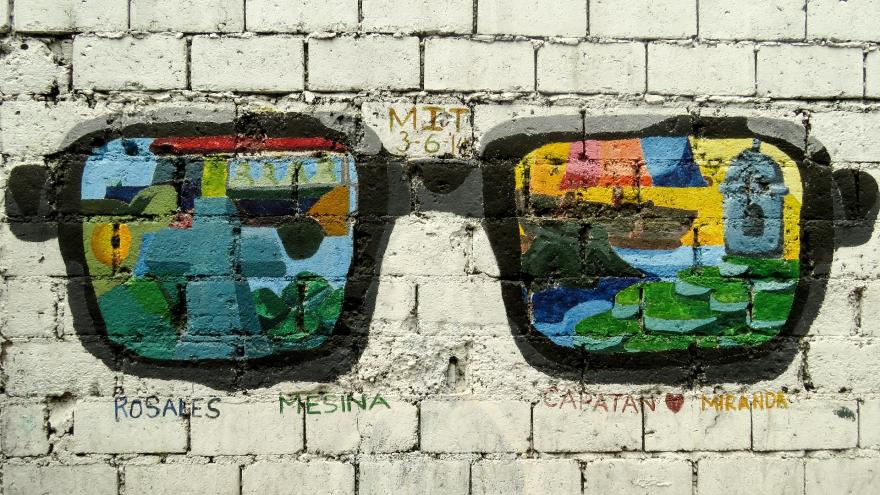 Imagen de una pared con un graffiti de unas gafas