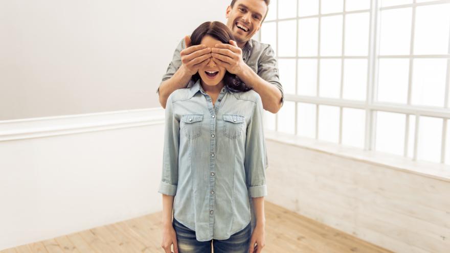 Imagen de una pareja en una casa