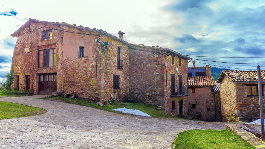 casas de piedra de varias plantas en pueblo de la sierra