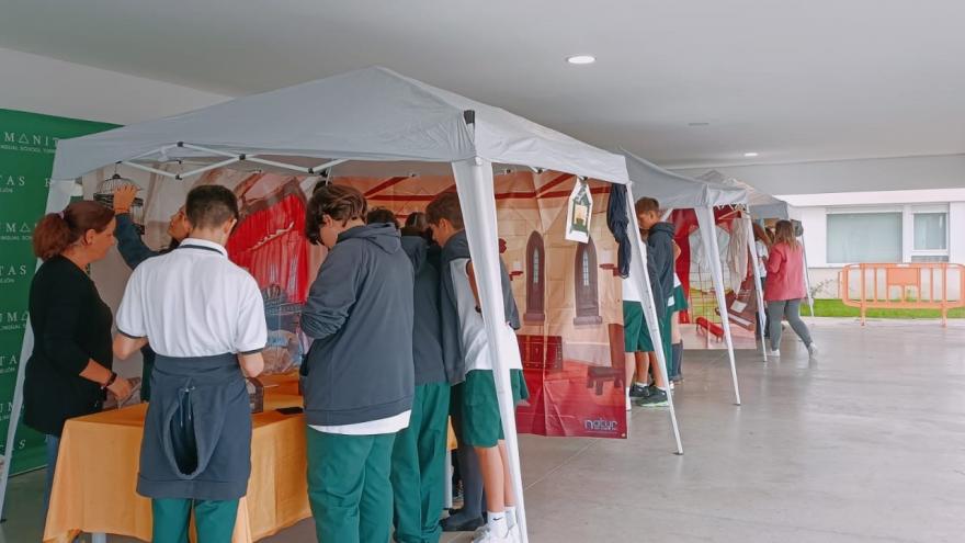 Jóvenes en carpas participando en un escape room