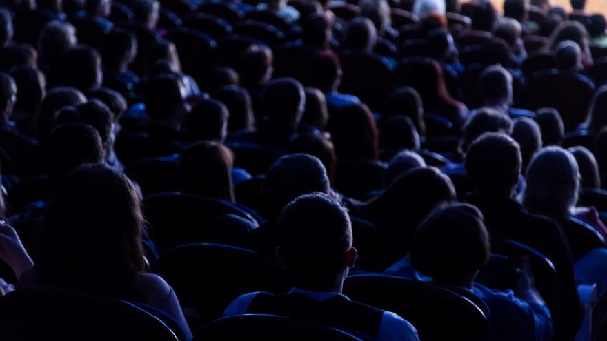 Público en una obra de teatro
