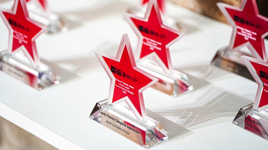 trofeos de estrellas rojas de los premios talento