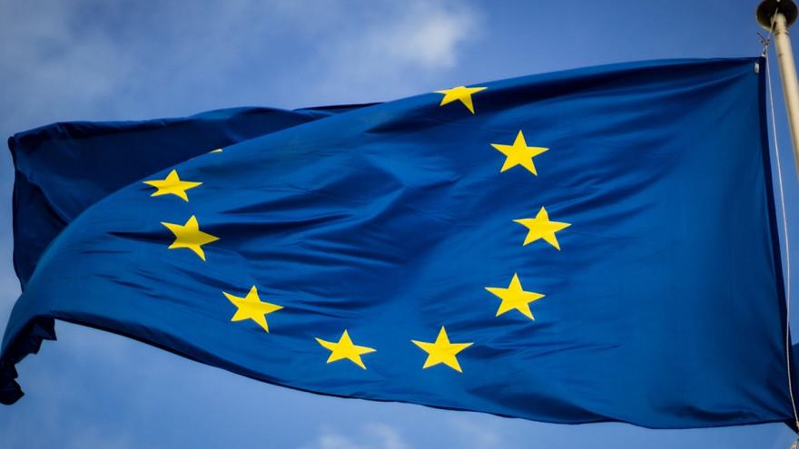 Bandera de Europa ondeando
