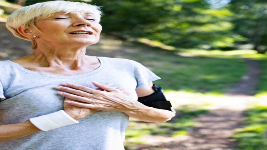 mujer con dolor en el pecho