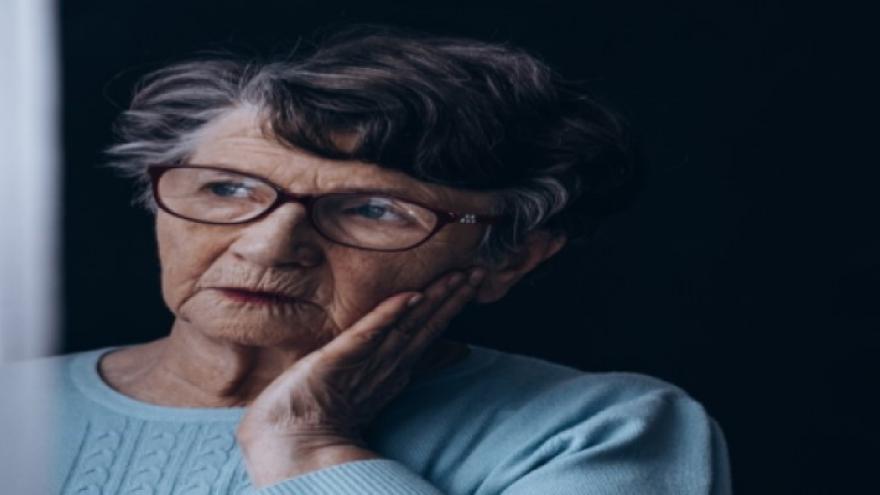 La mirada de la mujer mayor que cuida