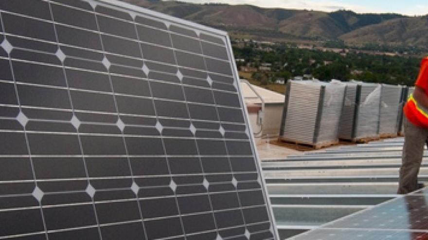 Trabajadores instalando placas solares fotovoltaicas