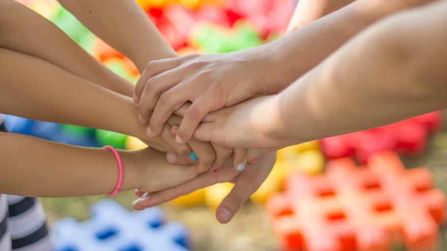 manos de personas jóvenes unidas