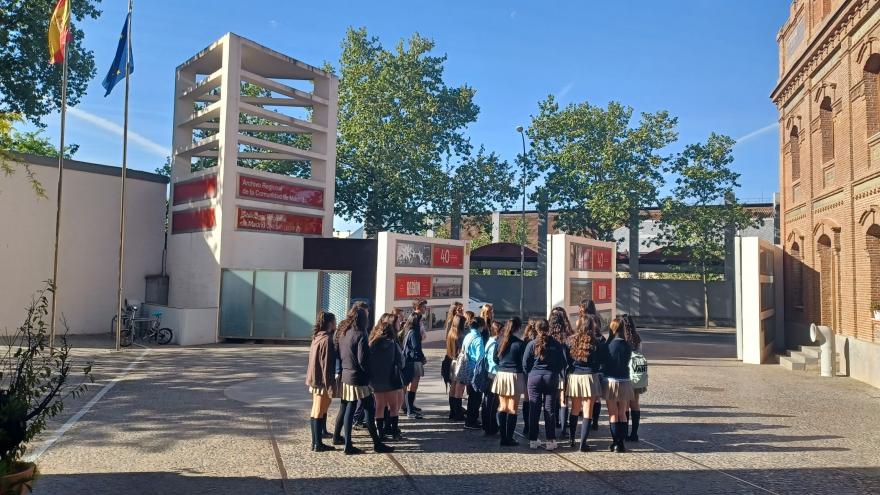 Grupo de estudiantes en círculo en el exterior de un museo