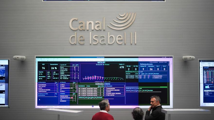 Carlos Novillo en el Centro de control de Canal Isabel II