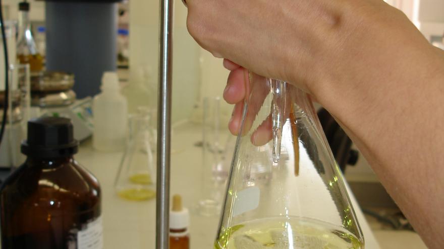 técnico analizando aceite en un matraz