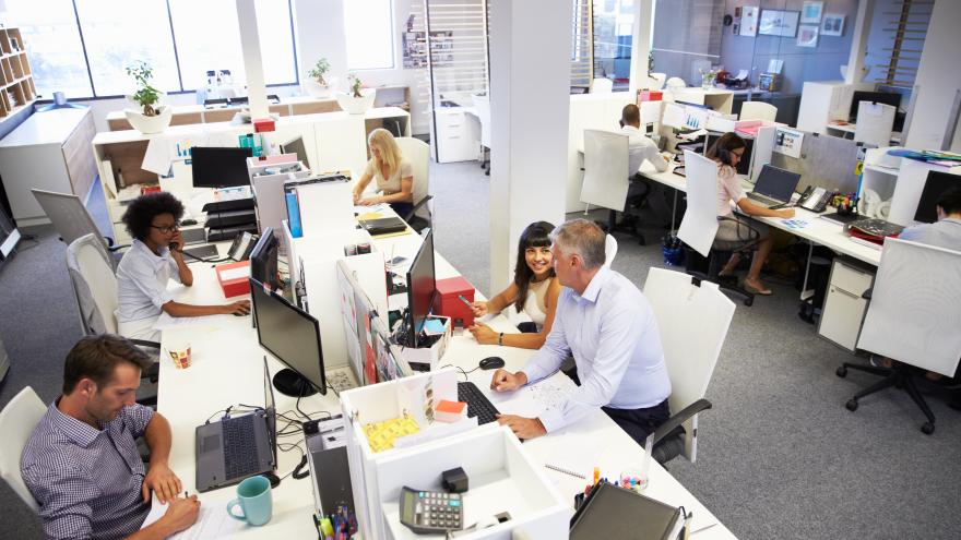 Personas trabajando en una oficina