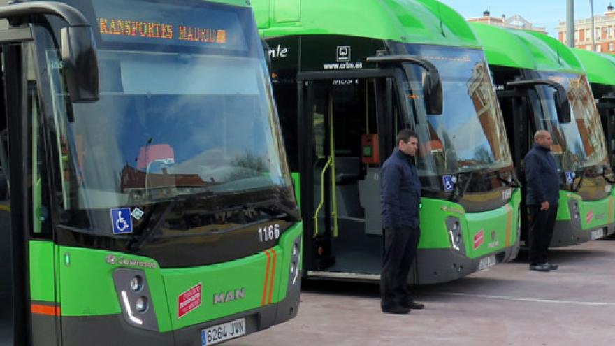 Autobuses interurbanos en fila