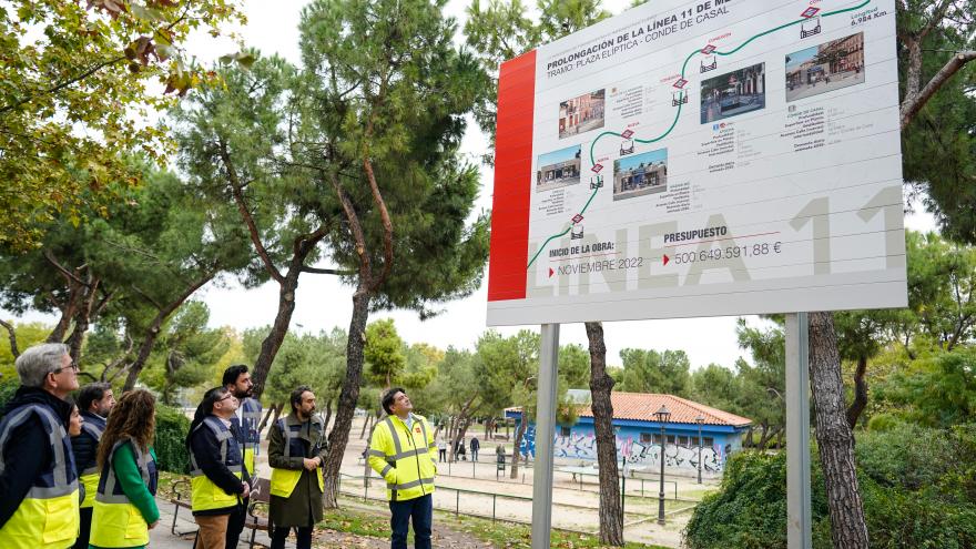 David Pérez durante la visita a las obras de prolongación de la Línea 11 de Metro