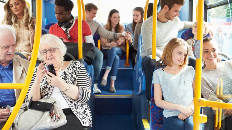 interior de autobús con gente sentada