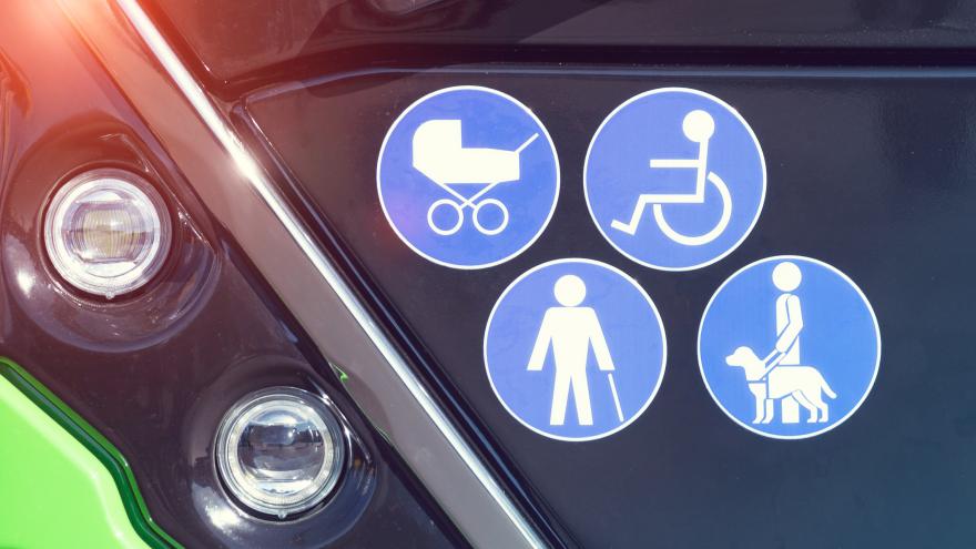 Frontal de autobús con pegatinas de accesibilidad