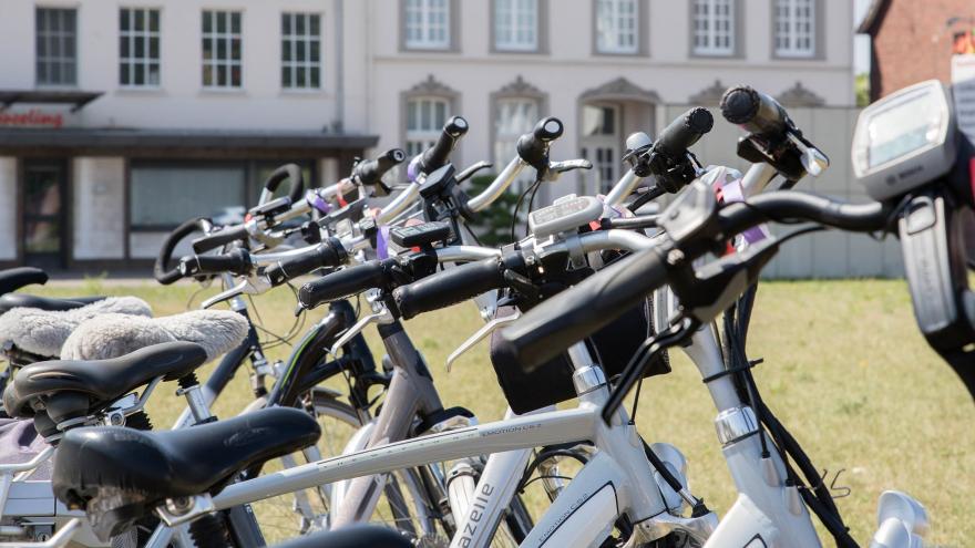 Bicicletas eléctricas aparcadas