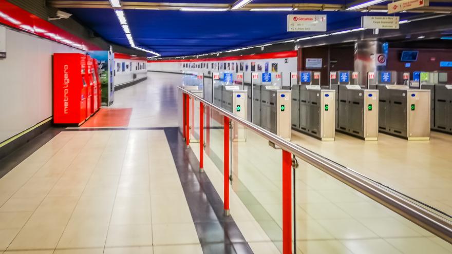 Pasillo de acceso a una estación de Metro