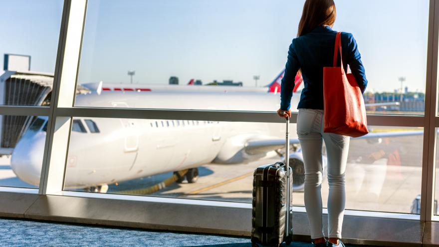 Mujer con maleta en el aeropuerto