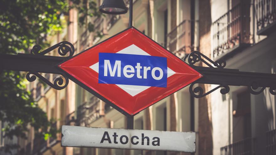 Cartel de metro en la estación de Atocha