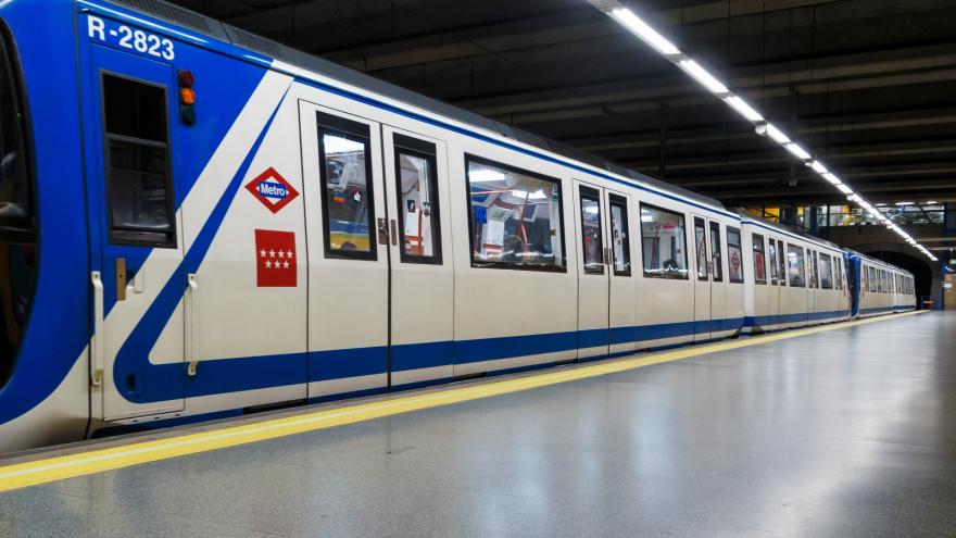 Tren de metro en una estación
