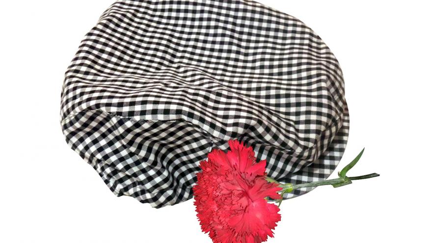 Boina de chulapo y clavel rojo