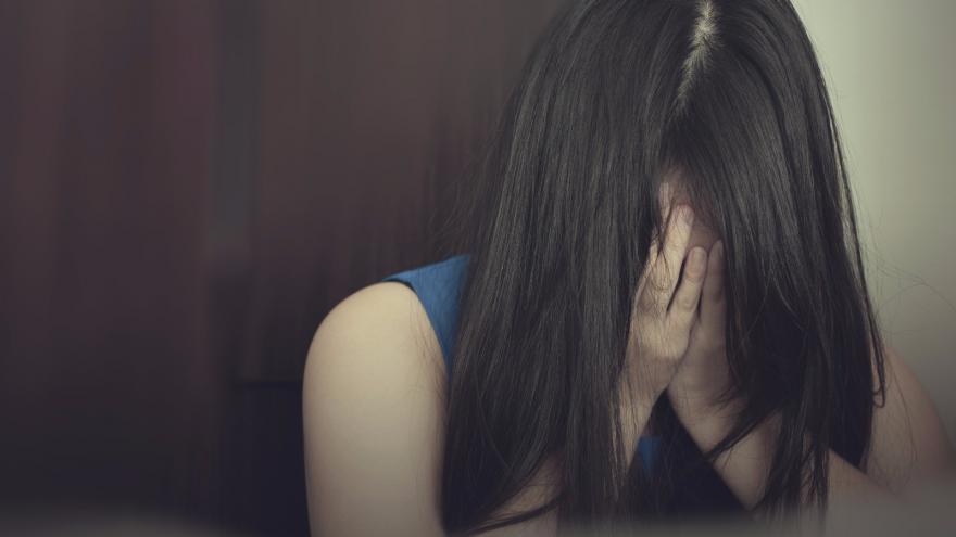 Mujer tapándose la cara
