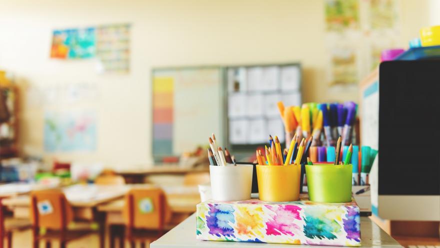 Aula de un colegio pinturas encima de una mesa