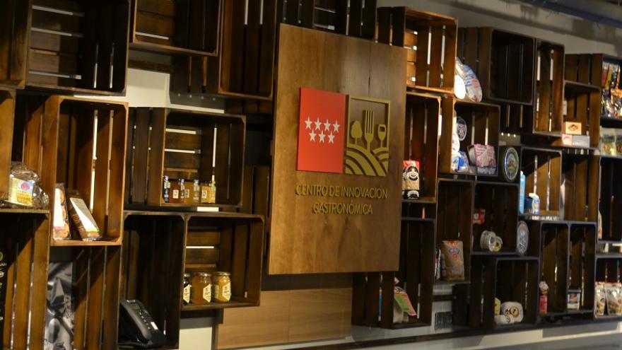 Expositor de productos de Madrid en el Centro de Innnovación Gastronómica expositor de productos de Madrid con cajas de mercancías a modo de estantería