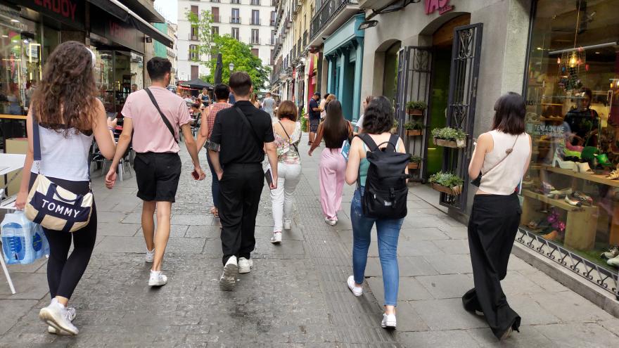 Personas acercándose a la Plaza de Chueca