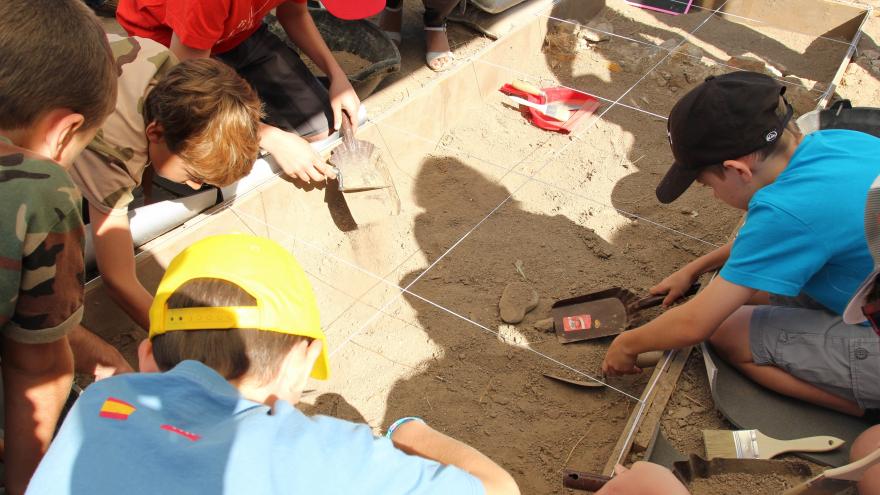Un grupo de niños en un yacimiento arqueológico
