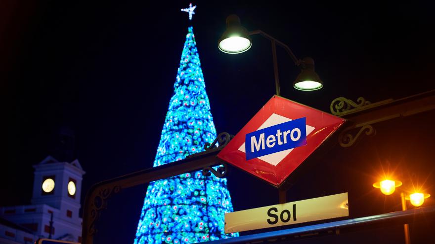 Estación de Metro Sol con árbol de Navidad iluminado