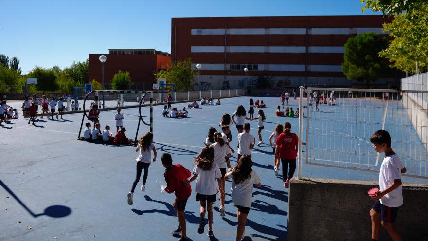 alumnos jugando en un patio de colegio
