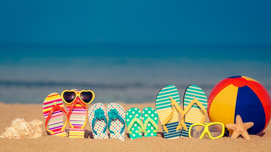 Unas chanclas en la playa