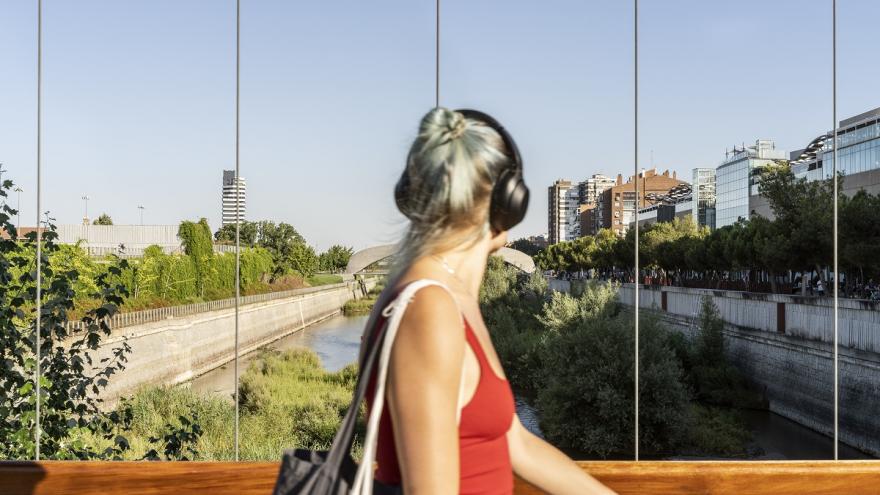 Una chica paseando por Usera