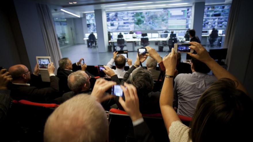 Imagen de personas grabando con sus móviles durante su visita al Centro Integral del Transporte Público (CITRAM)