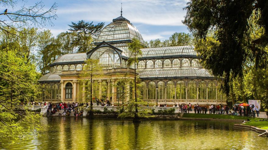 Estanque y palacio de cristal del parque El Retiro de Madrid