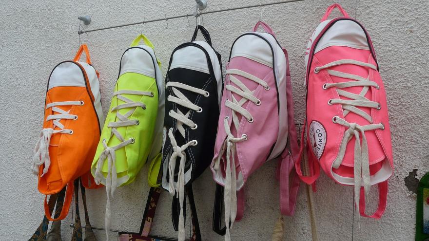 mochilas con forma de zapatillas converse de colores