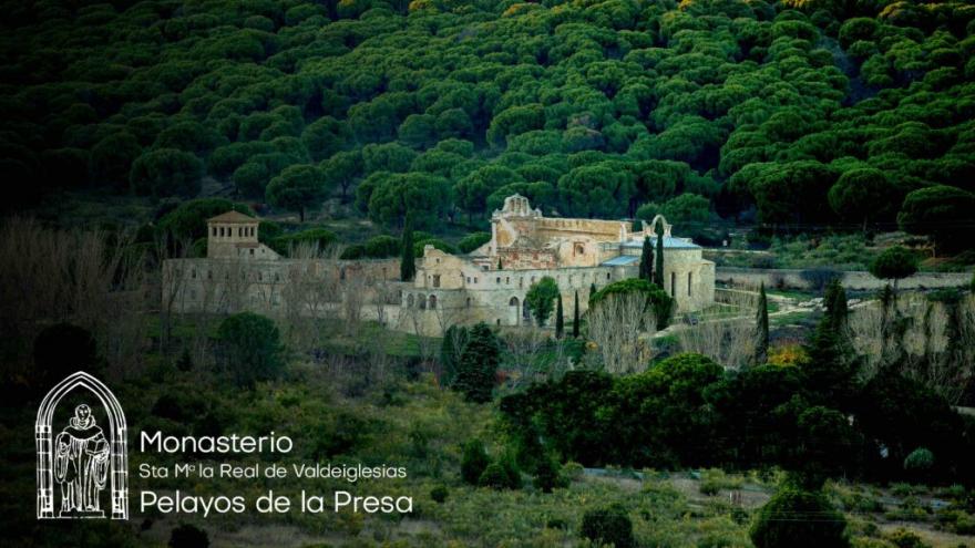 Monasterio pelayos de la presa con árboles