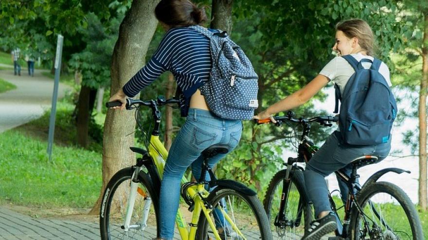Dos chicos en bicicleta