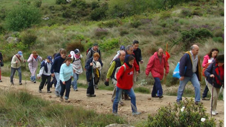 Imagen de grupos de gente por una vía pecuaria