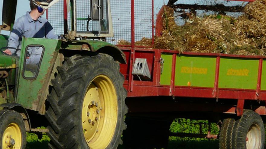 Imagen de un tractor aplicando fertilizantes