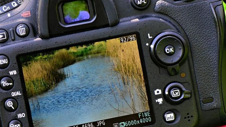 Cámara de fotos enfocando un paisaje