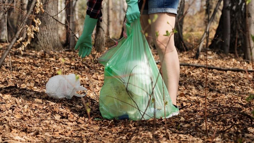 Chica recogiendo basura en el parque